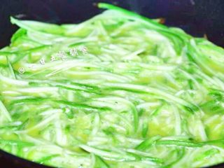 4、西葫芦饼,不粘锅刷上一层薄油，倒入搅拌好的蛋糊。