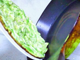 5、西葫芦饼,就是图片这个姿势，饼又扣回锅里了。绝对不会破哦。
