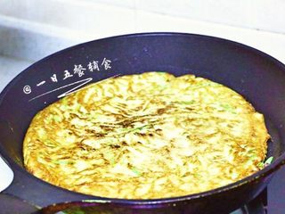 6、西葫芦饼,继续煎另一面。小火1,2分钟就可出锅了。