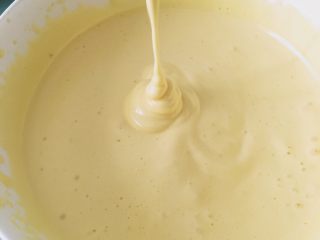 2、【网上厨房独家】丸久小山园名物蛋糕卷—复刻,2个鸡蛋加3个蛋黄加入细砂糖和蜂蜜，电动打蛋器打至颜色发白体积变大，打蛋器提起后蛋液会呈现缎带状垂落