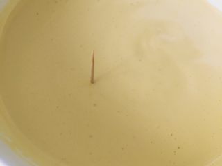 3、【网上厨房独家】丸久小山园名物蛋糕卷—复刻,蛋黄糊打好后插入牙签可以立住的