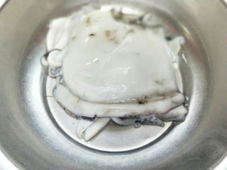 3、家宴-洋葱炒墨鱼,清理干净的墨鱼冷水冲洗。