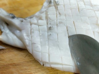 5、家宴-洋葱炒墨鱼,再横着划刀。