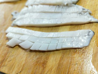6、家宴-洋葱炒墨鱼,之后再切块，根据个人喜欢切出大小，我切的比较小。因为有孩子一起吃！(^_^)
