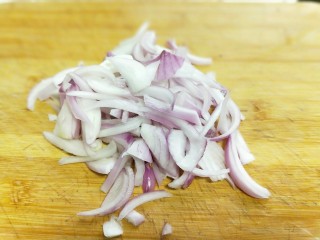 7、家宴-洋葱炒墨鱼,洋葱去皮切丝。