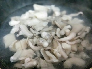 8、家宴-洋葱炒墨鱼,将切好的墨鱼焯水，水烧开后下入墨鱼，加入1勺料酒，大火2分钟捞出。