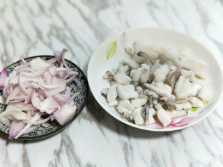 9、家宴-洋葱炒墨鱼,准备工作完成。