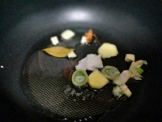 10、家宴-洋葱炒墨鱼,起油锅，加入准备好的香料炒香。