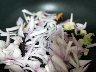 11、家宴-洋葱炒墨鱼,再加入切好的洋葱煸炒。