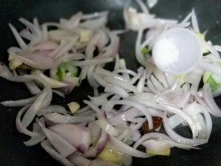 12、家宴-洋葱炒墨鱼,加入少许盐，根据个人口味放盐。