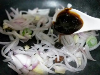 13、家宴-洋葱炒墨鱼,加入耗油。