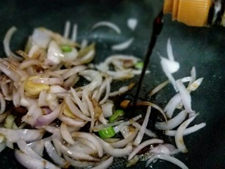 14、家宴-洋葱炒墨鱼,再加入生抽煸炒均匀。