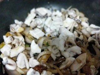 15、家宴-洋葱炒墨鱼,加入焯过水的墨鱼。