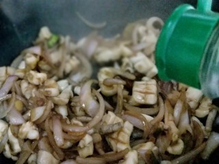 17、家宴-洋葱炒墨鱼,加入胡椒粉。(可以根据个人喜欢，如果不喜欢胡椒粉可以不加。)快速翻炒1分钟即可出锅。