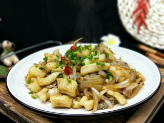 19、家宴-洋葱炒墨鱼,近看，喜欢吃辣的，可以提前放，我成出来时撒上上面做装饰用了，哈哈，因为孩子不吃辣！