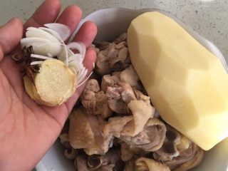 1、鸡腿炖土豆,把鸡腿剁成小块放入锅中，抄一下，土豆削好皮备用