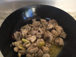 2、鸡腿炖土豆,锅中放油烧热，加入鸡腿，姜切，葱片，花椒，进行翻炒