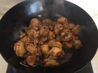 3、鸡腿炖土豆,加入生抽继续翻炒，炒均匀