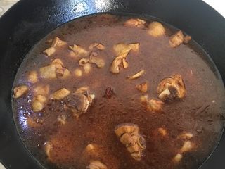 4、鸡腿炖土豆,加入适量的水，盖好盖子，中火炖