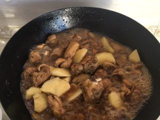 5、鸡腿炖土豆,开锅炖二十分钟加入土豆，盐，十三香，翻炒在盖上锅盖中火炖，炖至土豆熟了即可