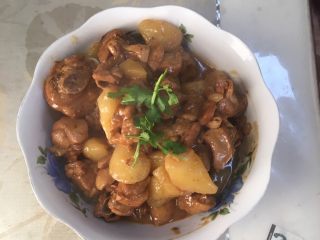 6、鸡腿炖土豆,土豆熟了加入鸡精翻炒，炒一会出锅，倒入大碗里，加入一点香菜