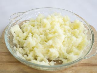 2、香酥烤蘑菇,把土豆中间轻轻划一圈，放到锅里煮熟，取出稍微晾凉后去皮，捣成土豆泥