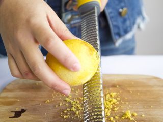 3、香酥烤蘑菇,柠檬擦皮，大蒜、胡萝卜切碎；