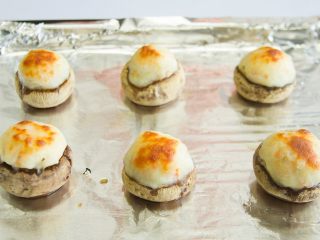 6、香酥烤蘑菇,烤箱预热175度，15-20分钟，见蘑菇缩起，芝士略焦黄就可以啦～