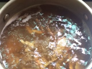 2、甘草水果～潮汕小吃之一,锅里倒入清水，大火煮开，倒入甘草，中火煮20分钟，最后加入糖和盐再煮一小会，关火，倒出来晾凉。