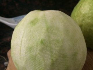 5、甘草水果～潮汕小吃之一,削皮。