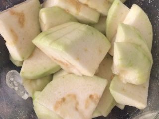 7、甘草水果～潮汕小吃之一,放入大碗中备用。