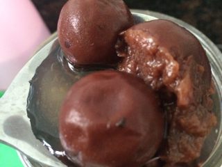 8、甘草水果～潮汕小吃之一,把青梅核挖出来，用勺子压成泥。