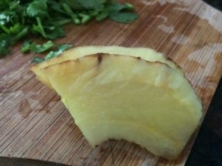 11、甘草水果～潮汕小吃之一,南姜切掉外皮。