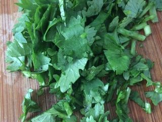 10、甘草水果～潮汕小吃之一,香菜切细碎。