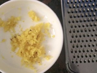 12、甘草水果～潮汕小吃之一,用刨丝器刨碎。