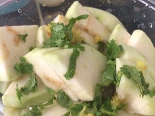 13、甘草水果～潮汕小吃之一,把冷藏的甘草水倒入水果中，然后加入南姜碎、香菜，盖上盖子摇摆几下。