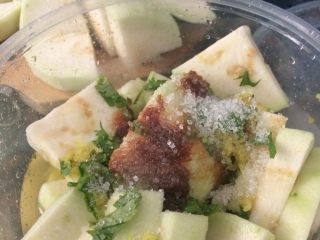 15、甘草水果～潮汕小吃之一,最后撒上白糖，反复颠簸，让甘草入味，放冰箱冷藏腌制一小时。