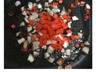 2、五彩扬州炒饭#健康美颜餐#,锅烧热放入适量食用油，放入蘑菇丁、胡萝卜丁翻炒至有香味飘出。