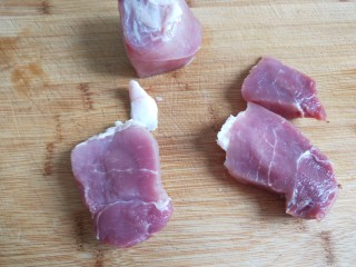 1、家常辣子肉丁,瘦猪肉洗干净切成1cm见方小块。