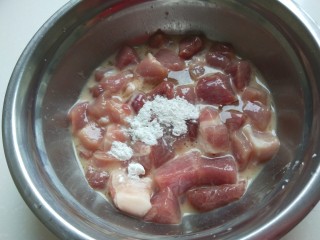 2、家常辣子肉丁,加入2克胡椒，1个蛋青，15料酒，20克淀粉抓均匀，淹制15分钟。