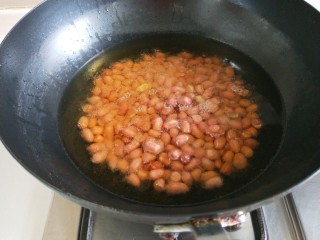 3、家常辣子肉丁,花生米倒入油锅中火炸制，我一次炸出一盘，只用50克。