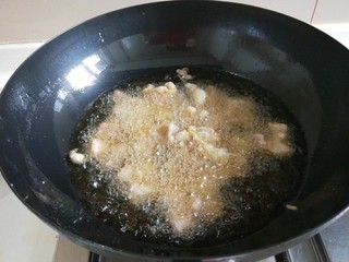 4、家常辣子肉丁,猪肉丁倒入油锅炸变成白色。