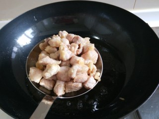 5、家常辣子肉丁,捞出来控油，接着炸土豆胡萝卜丁。