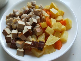 6、家常辣子肉丁,炸好装盘备用，香干切丁。