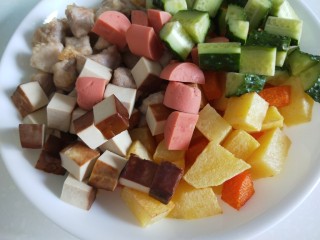 7、家常辣子肉丁,黄瓜切丁，火腿肠切丁。
