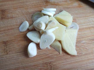 8、家常辣子肉丁,葱姜蒜切片。