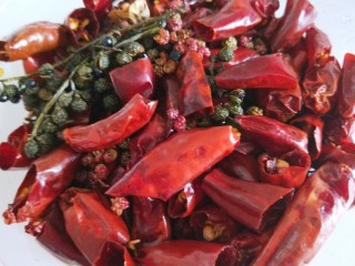 11、家常辣子肉丁,麻辣辣椒提前炸制好。