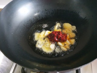 9、家常辣子肉丁,锅中放适量油，放入葱姜蒜炒香，加入10克豆瓣酱炒出红油。