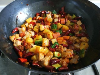 10、家常辣子肉丁,倒入全部食材翻炒均匀。