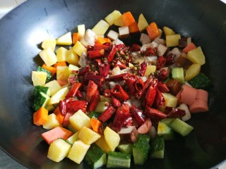 12、家常辣子肉丁,倒入全部食材加入适量麻辣辣椒。